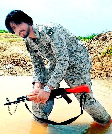 رات سڑکوں پہ بیت جاتی ہے_

گھر پہ بستر اداس__رہتا ہے_!
Chaand___💔