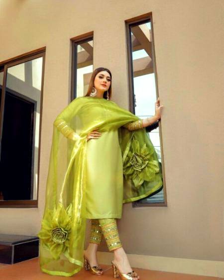 Actress momina iqbal✨