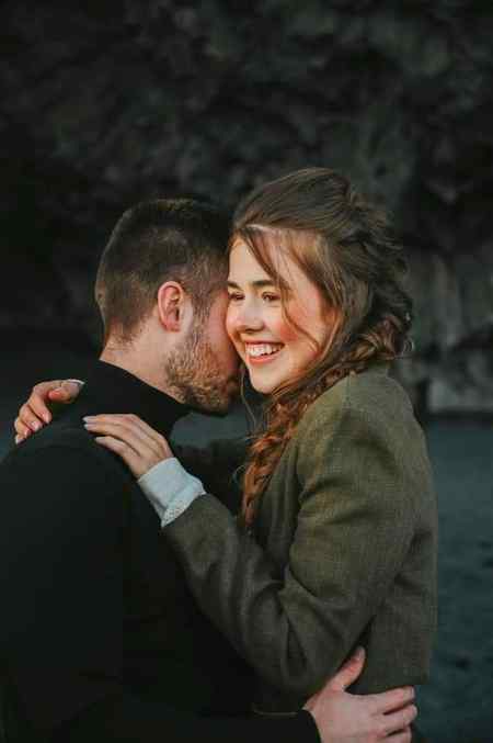 یوں ہی تو نہیں عشق میں سرمست ہوا میں 
ایک روح میری روح میں تحلیل ہوئی ہے...🥰