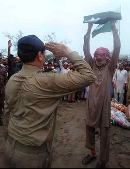 افغانستان بارڈر پر شہید ہونے والے سپاہی محمد یوسف کا والد اپنے بیٹے کو دفنانے کے بعد سبز ہلالی پرچم لہراتے ہوئے..❤م