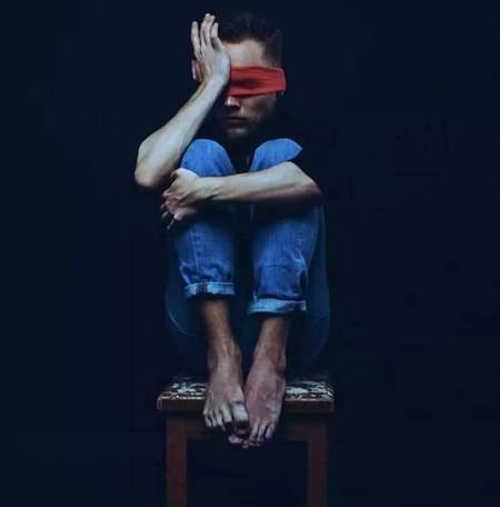 مُجھ میں اک خوف زدہ شخص ہے ایسا جس نے میرے   ہر  کام   کو__   دشوار   بنا  رکھا   ہے  💔