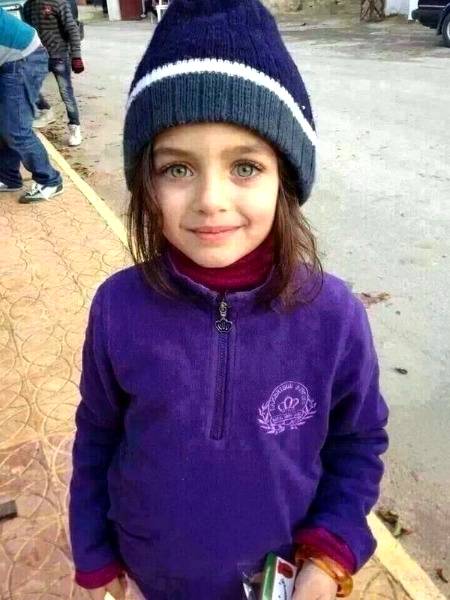 A Syrian girl selling gum in the streets to feed herself. A true example of the strong will.