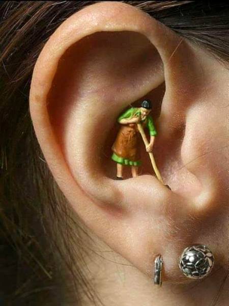 ﺑﺲ ﺗﯿﺮﮮ ﮐﺎﻧﻮﮞ ﮐﯽ ﺻﻔﺎﺋﯽ ﮐﺮﻧﺎ ﺑﺎﻗﯽ ﮨﮯ
ﻣﯿﮟ ﺗﻮ ﻣﺤﺒﺖ ﮐﯽ ﮐﮩﺎﻧﯽ ﺳﻨﺎ ﺳﻨﺎ ﮐﮯ ﺗﮭﮏ ﮔﯿﺎ ﮨﻮﮞ