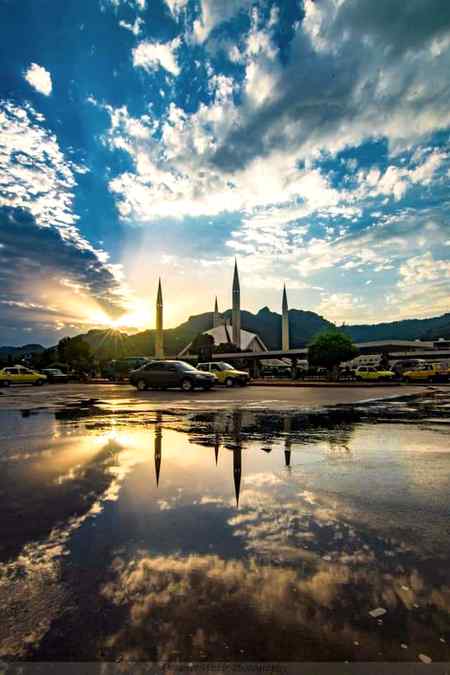 Majestic view of faisal mosque..