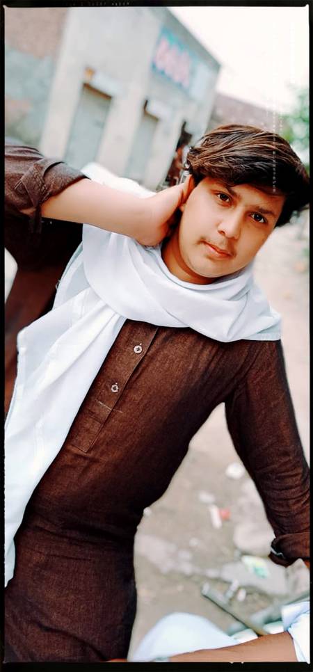 نہ حسن پہ بکتے ہیں نہ جسم کا نشہ کرتے ہیں💯
یہ یار کو بھی نہیں معلوم کہ کس ادا پہ مرتے ہیں❤🙏