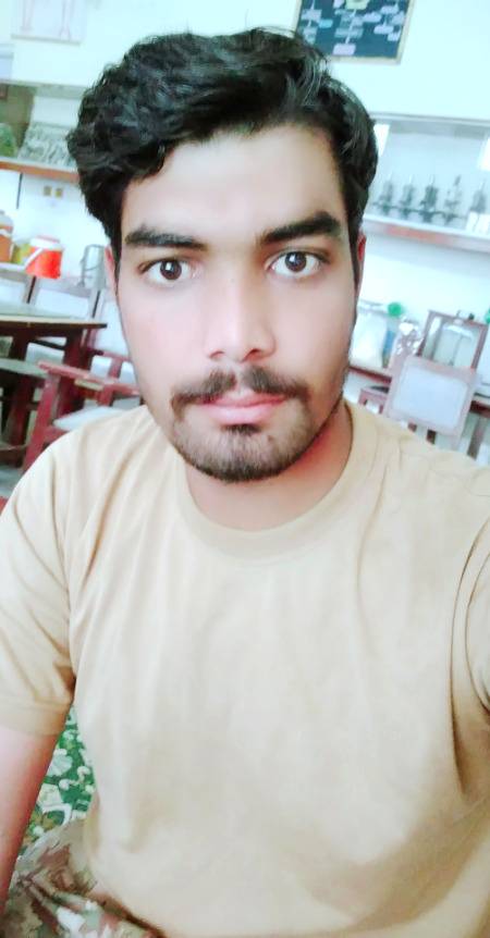 نادان ہے کتنى وہ کچھ سمجھتى ہی نہیں
سینے سے لگا کر پوچھتى ہے دھڑکن کیوں تیز ہے