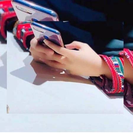 آنکھوں نے آنکھوں سے کہی داستان
تم کو بنا کہ رازدان
بانہوں میں آ گئی جنت خوشنماں
تم جو ہوئے ہو مہرباں
Hani Rajpoot