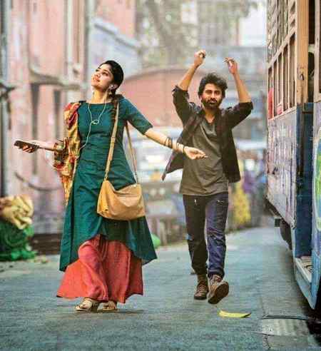 ﯾﻮﮞ ﺗﺮﮮ ﺷﮩﺮ ﻣﯿﮟ ﮔﮭﺒﺮﺍﯾﺎ ﮨُﻮﺍ ﭘﮭﺮﺗﺎ ﮨُﻮﮞ
ﺟﺲ ﻃﺮﺡ ﭘﮩﻠﮯ ﭘﮩﻞ ﻋﺸﻖ ﮨُﻮﺍ ﮨﻮﺗﺎ ﮨﮯ🔥