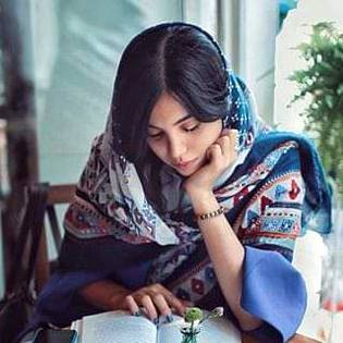 سنا ھے اسکی محبت ھے شاعری پڑھنا
سو اپنی ذات کو مصرع بنا کے دیکھتے ہیں