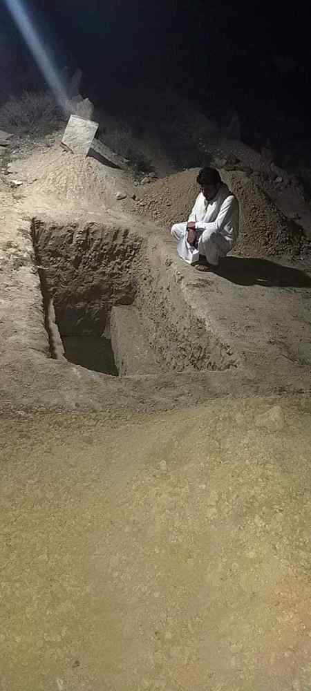 انسان یعنی ھم  سب کے سب  سے مشکل رات
 قبر کی پہلی رات ہوتی ہے. یا اللہ ھم سب کو  قبر کے عذاب سے بچانا آمین