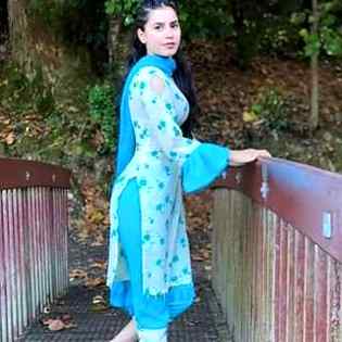 Please please please Jo bi meri baheny ye fashion karti hen please na Karen is me jisam wazy hota he is se dekhne wala bi gunhagar hota hy.i5