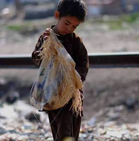 گندگی تو لوگوں کی نظروں میں ہوتی ھے ورنہ کچرا اٹھانے والے کو بھی اس میں روٹی نظر آتی ھے