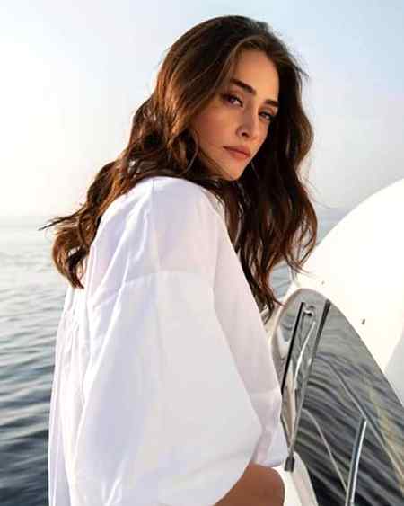 Esra bigic turkish actor