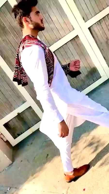 واقف ہیں لوگ میرے کردار سے 🤨
رتبہ کم ھی سھی لاجواب رکھتا ہوں