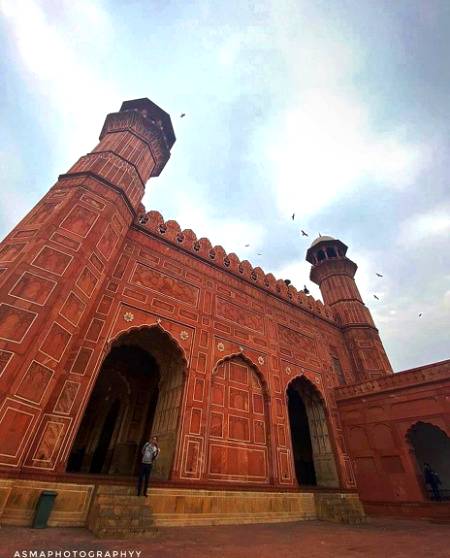 خدا جانے بلندی ہے ____کہ پستی ہے 
جہاں میں ہوں ___وہاں کوئی نہیں ہے
Badshahi Masjid