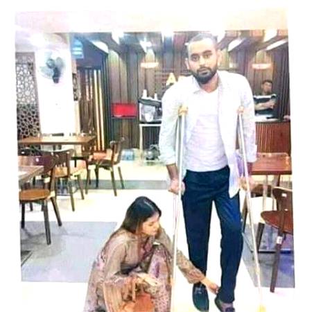 *محبت میں یہ ضروری نہیں ہوتا کہ روز بات کی جائے رابطہ کیا جائے ، محبوب کو دیکھا جائے بلکہ محبت میں یہ ضروری ہوتا ہے کہ آپ اس کی غیر موجودگی میں خود کو کتنا ادھر ادھر سے بچا کے رکھتے ہیں خود کو کتنا اس کا پابند رکھتے ہیں خود کو کتنا اس کے لیئے مخلص رکھ سکتے ہیں ۔