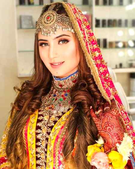 تـــصوير ته اوګوره په خپله به دي راشي يقـــين
ما درته نه ويــــل چى گرانه پښتانه ښکلې دی