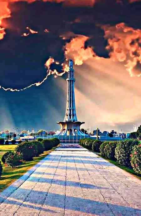 شہر_لاہور اب کرایہ تو ہے میرے پاس آنے کا پر افسوس وبا کہ دن پھیلے ہوۓ ہیں💔 لاہور