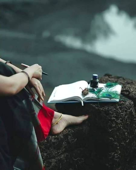 ﺗﻮ ﺿﺮﻭﺭﺕ ﺳﮯ ﺑﮩﺖ ﮐﻢ ﮨﮯ ﻣﯿﺴﺮ ﻣﺠﮫ ﮐﻮ
ﺗﺠﮫ ﺳﮯ ﺯﯾﺎﺩﮦ ﺗﻮ ﺗﺮﺍ ﻏﻢ ﮨﮯ ﻣﯿﺴﺮ ﻣﺠﮫ ﮐو