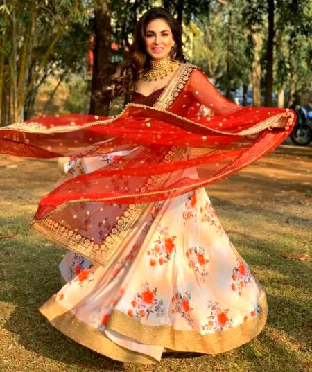 Shraddha Arya looking so pretty in this outfit!