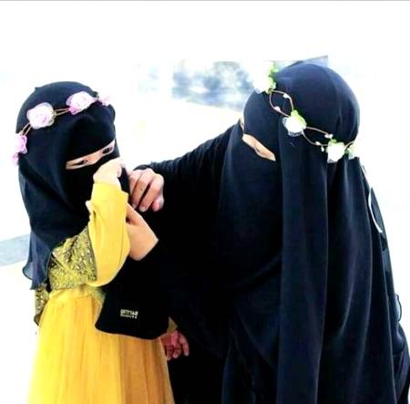 اپنی تہذیب کا پیمانہ جھلکنے نہ دیا،
میں نے سر سے کبھی آنچل کو سرکنے نہ دیا،
پرورش گھر میں سلیقے سے ہوئی ہے میری،
میری ماں نے میرے قدموں کو بہکنے نہ دیا....!!