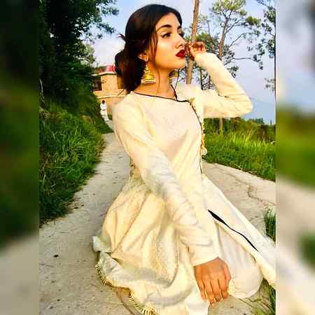 شعور🌚 کا ہے کرشمہ✨ یہ شوق 🍁تنہائی
کہ رفتہ🌝 رفتہ دل💔 سے اتر رہے ہیں 🎭لوگ