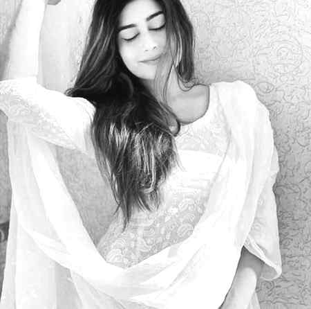 ہمارا تو بس اتنا سا تعارف ہے وللہ💗
کہ جب بھی کوٸی دیکھے تو بولے۔🥰😍
ماشاءاللہ 💓😍