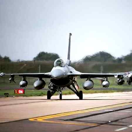 میں نے سوشل میڈیا پر دیکها پاکستان کى 90% عوام پاکستان ملٹرى سے بے پناه پیار کرتى هے. .. دشمن ملک سوشل پر ورونگ پوسٹ کر کے پاکستان کى عوام میں زهر گهولنے کى کوششیں کرتا هے.جو کے همارى عوام هونے نہیں دیتى.اکثر لڑکوں کى خواهش  هوتى هے فوج میں جانے کى ..اور اکثر لڑکیوں کى خواھش هوتى هے کسى فوجى سے شادى کرنے کى .آج تک کسى ملک کى عوام اپنى فوج سے اتنا پیار نہیں کرتى..آپ لوگوں کا یہى پیار اور عزت همارے حوصلوں کو کم نہیں هونےدیتا .. اور ہمیں بهى اپنى عوام سے بہت پیار هے..
"کہتے هیں جب عزت دو گے تو عزت ملے گى" 
لوو یو پاکستان لوو یو آل"