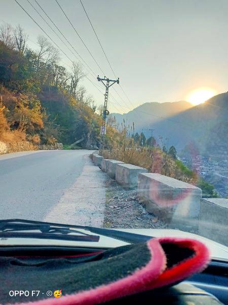 ڈوبتے سورج کی دلکشی احساس دلاتی ہے کہ
اختتام خوبصورت بھی ہوسکتا ہے۔۔۔۔⁦❣️⁩🌇🚗____ツ