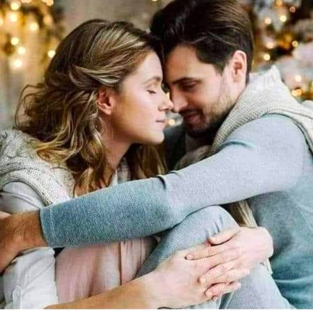 لگا کر گلے وہ ہم سے پوچھتے ہیں 
 اتنا دل تیز دھڑکنے کی آخر وجہ کیا ہے💞
💝