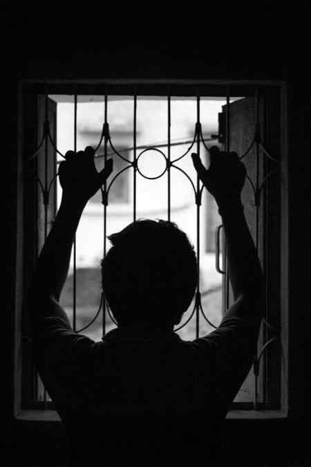 جس شخص کے لیے سسکیاں بھر کر روتے ہیں، جائے نماز پر اللہ کے سامنے گڑگڑاتے ہیں، تہجد کی دعاؤں میں مانگتے ہیں، اور وہی شخص ہمارے جذبات احسات اور خواہشات کا تماشہ بنا جائے اور ہمیں اکیلا لاوارث کی طرح چھوڑ جائے تو  سوچیں وہ شخص کتنا عزیز ہوگا