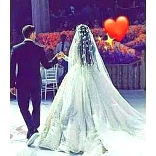 جن سے محبت کی جاتی ھے 

ان کی عزت محبت سے بھی زیاده کی جاتی