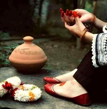 *ہر عورت تمھارا پیسہ دیکھ کر نہیں  ساتھ چلتی*
*کچھ شہزادیوں کو جیتنے کے لیے* 
*ترازو کے پلڑے میں پیسہ نہیں*
*عزت کی مقدار بڑھانا ہوتی ہے*
👑