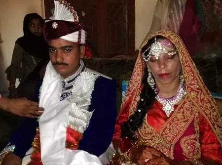 یہ وہی لڑکا ہے جو کہتا تھا مجھے آپکو دیکھنے کی ضرورت نہیں مجھے تو آپکی آواز سے پیار ہوگیا ہے 🙃🙃