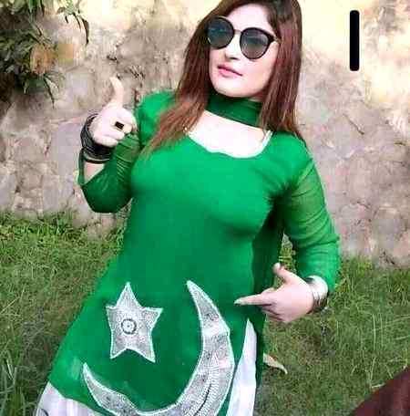 بخت سے کوئی شکایت ہے نہ افلاک سے ہے
یہی کیا کم ہے کہ نسبت مجھے اِس خا ک سے ہے
پروین شاکر
۔۔۔۔۔