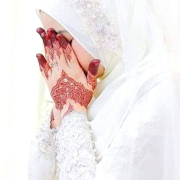 دنیا  کے سارے پرفیوم  ایک طرف مہندی واے ہاتھوں کی خوشبو ایک طرف