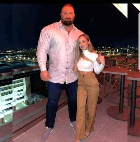 Kaisi Hai Couple 😊😊😊?? 
Mere Khayal Main Ladki K Liye Adjust Karna Mushkil Hai thOra 😕😕😕😕