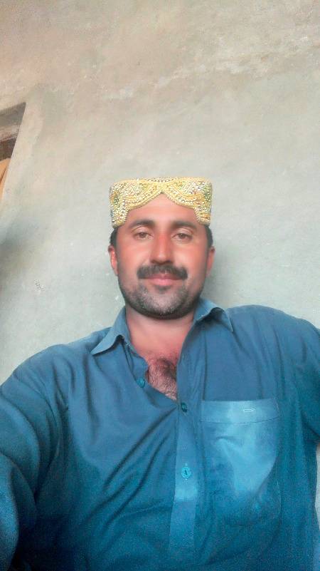 آنکھوں میں وہ کشش ہے کہ سورج بھی کھینچ لوں
گالوں میں وہ بھنور ہیں کہ ڈوبے ہے ناؤ بھی