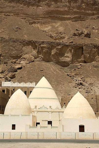 Mosque at the bottom of a cliff in Yemen