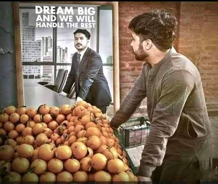 ﻗﯿﺪ ﮐﺮﺗﺎ ﮨﻮﮞ ﺣﺴﺮﺗﯿﮟ ﺩﻝ ﻣﯿﮟ
ﭘﮭﺮ ﺍﻧﮩﯿﮟ ﺧﻮﺩﮐﺸﯽ ﺳﮑﮭﺎﺗﺎ ﮨﻮﮞ