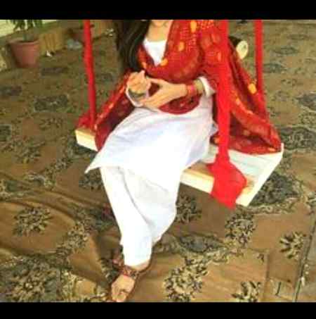 کچھ لوگ شروع میں اتنی توجہ دیتے ہمارا دو منٹ چپ رہنا بھی نہیں کرتے برداشت ہمارے بےرخی جواب پر پوچھتے ہزار بار اور پھر ایک وقت آتا ہماری طویل خاموشی بھی اثر نہیں کرتی ہماری بےرخی ہماری ناراضگی سب بے معنی ہوجاتی...!🙂💔
Anu malik😩😇