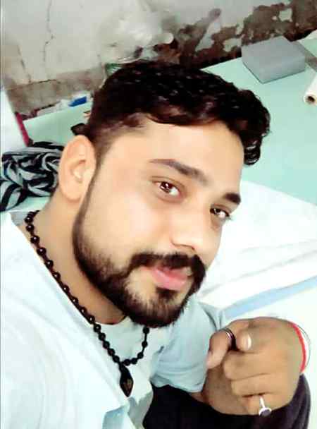 دل کو ہزار چیخنے چلانے دیجئے 

💔💔💔💔
جو آپ کا نہیں اسے جانے دیجئے