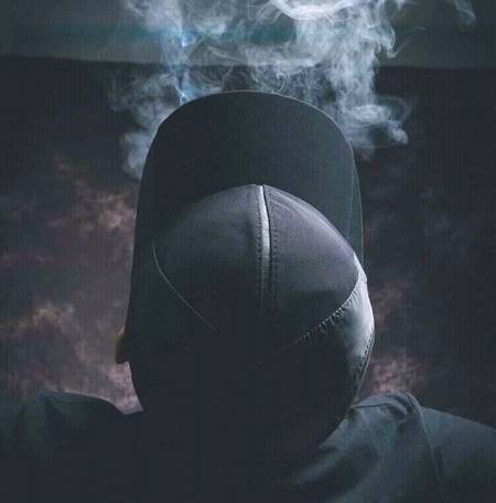 بیکار سا قصا ہوں ایک فرضی علامت ہوں
ایک خاک کا ذرا ہوں ، ایک مٹنے کی علامت ہوں۔❤

-
