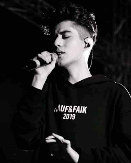 Singing my favourite song Rauf and faik..
