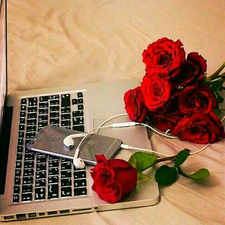 Tum se Bohat Kuch
Kehna Hai Magar !!

Kabhi Tum Nahi Milte
Kabhi Alfaz Nahi Milte !!

Ye Doriyan Tu Mita Doon Mein
Ek Pal Mein Magar !!

Kabhi Kadam Nahi Chalte
Tu Kabhi Raste Nahi Milte !!

Tumhen Pana Chahti Hoon
Umar Bhar Ke Liye Magar !!

Kabhi Halat Nahi Milte
Tu Kabhi Jazbat Nahi Milte !!