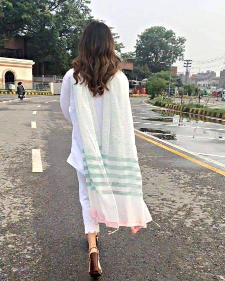 حسرت سے دیکھتے  رھے ماضی کو اِسطرح 
جیسے کہ لوٹ آئیں گے وہ دن جو گُزر گئے۔🙂🖤