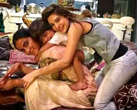 نمک کا استعمال ترک کرکے 3کلووزن کم کیا جا سکتاہے، عائشہ عمر 



اسلام آباد : اداکارہ عائشہ عمر نے 24گھنٹوں میں 3کلو وزن کم کرنے کا ٹوٹکا بتا دیا۔ انہوں نے مارننگ شو کے دوران بتایا کہ اگر آپ نے اپنا وزن بہت جلدی کم کرنا ہے تو آپ 24گھنٹوں کے لیے نمک کا استعمال بالکل ترک کر دیں تو آپ 3کلووزن کم کر سکتے ہیں۔ انہوں نے بتایا کہ انہیں پھل بہت پسند ہیں اور کولڈرنکس کا استعمال بالکل نہیں کرتیں۔ انہوں نے کہا کہ وہ سبزیوں کے جوس لیتی ہیںاور سبزیوں کا استعمال بھی بہت زیادہ کرتی ہیں میٹھا بہت کم کھاتی ہیں اور جب وہ باہر کے کسی ملک جائیں تو وہاں پیدل بہت چلتی ہیں۔