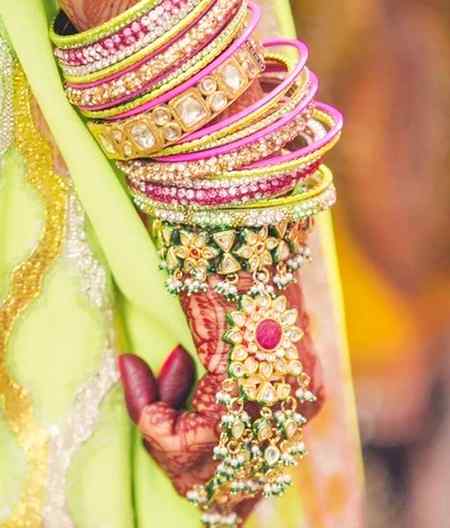 تم اپنے ہاتھوں سے پہناؤ گے تو پہنو گی 
بہت  سنبھال کر رکھی ہیں چوڑیاں میں نے
👈👉