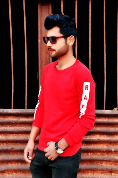 تم سے اچھا تھا کہ چاند سے عشق کر لیتے 💔
فاصلہ دور ہی سہی______نظر تو آتا ہے