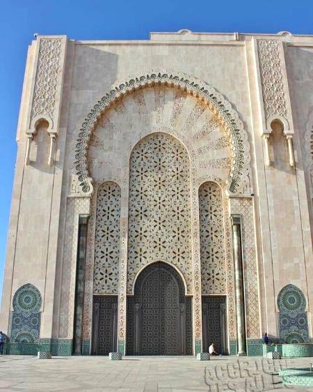 Hassan Mosque.the third largest Mosque in the world.Visit Morocco mall and discover the largest shopping center of Morocco and the Explore the boulevard de la corniche Ain Diab.Enjoy a walk in the nerrow alleys of Madina,in the place des nation_unies and in Les Habous💕💕